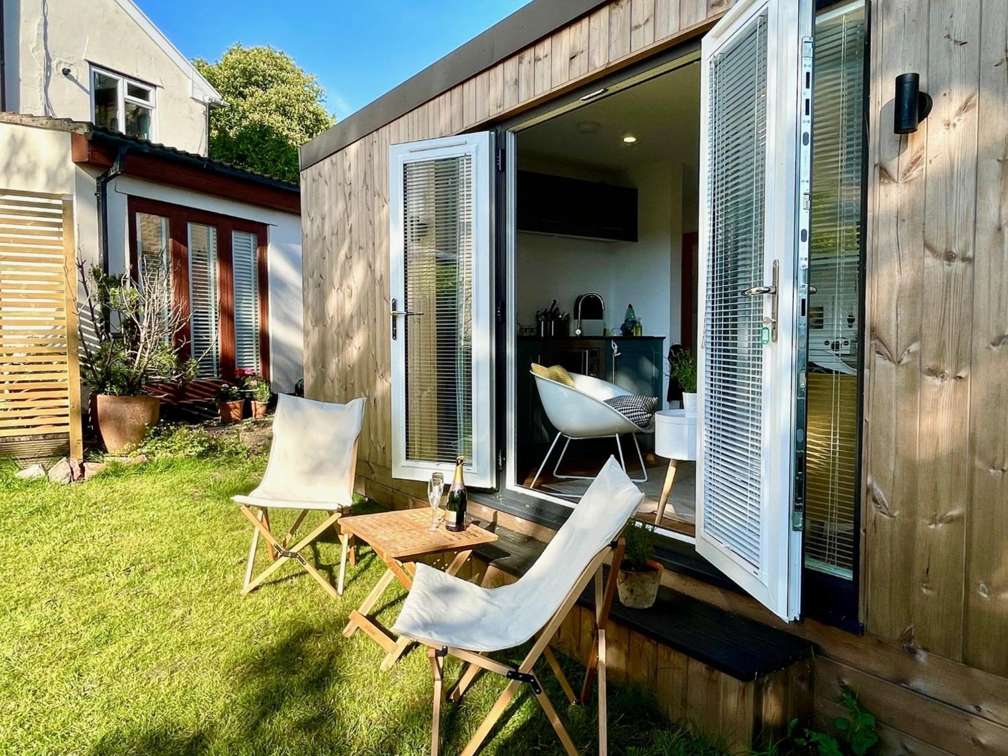 Апартаменты Redland Retreat, Cosy Garden For 2 *